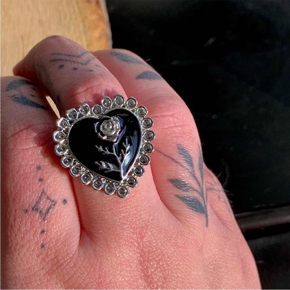 Vintage Styled Heart Shaped Rose Black Grunge Punk Statememt Floral Ring Size 9 - Picture 8 of 10